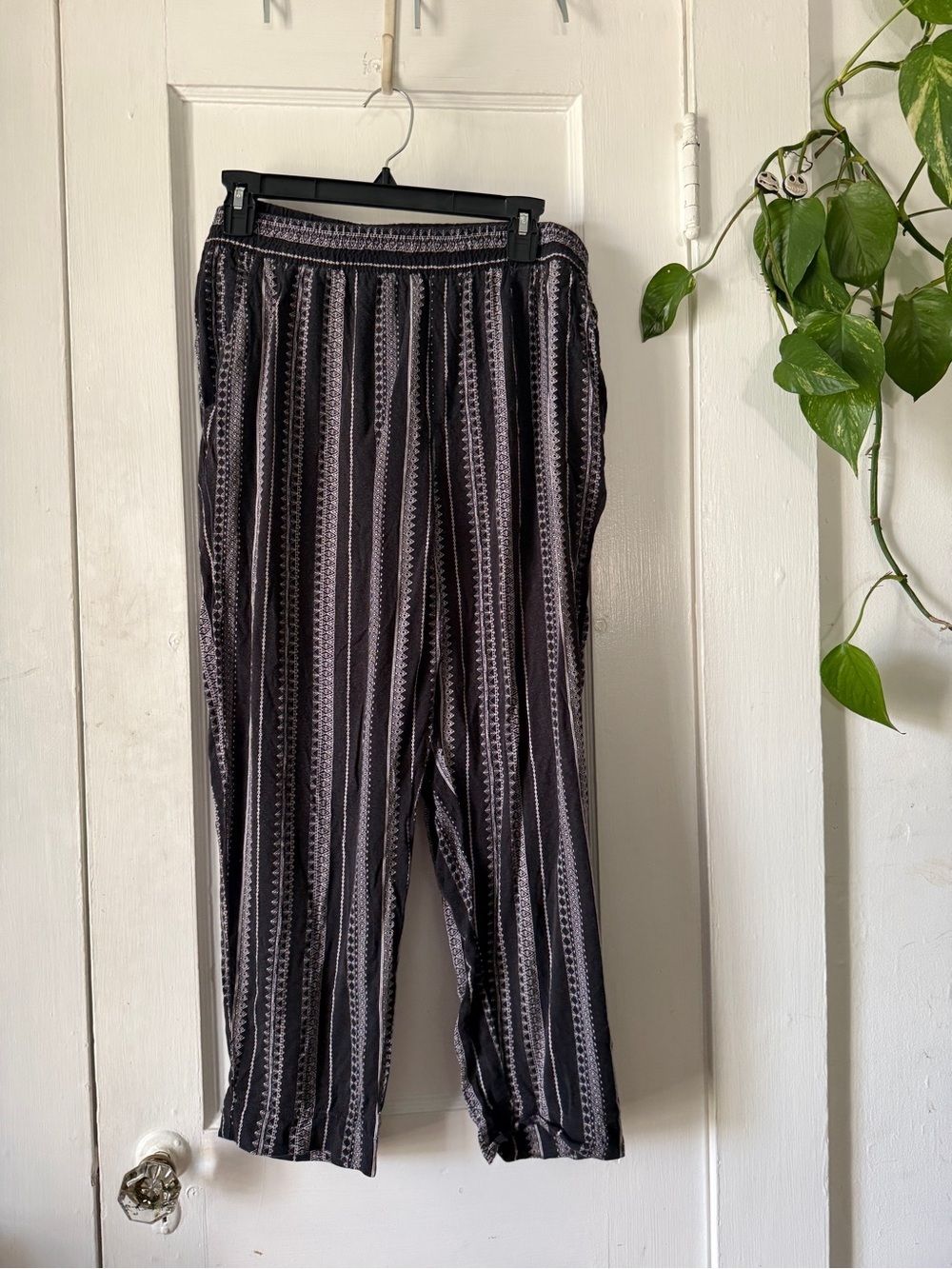Jessica Simpson Black & Gray Striped Pull-On Pants
